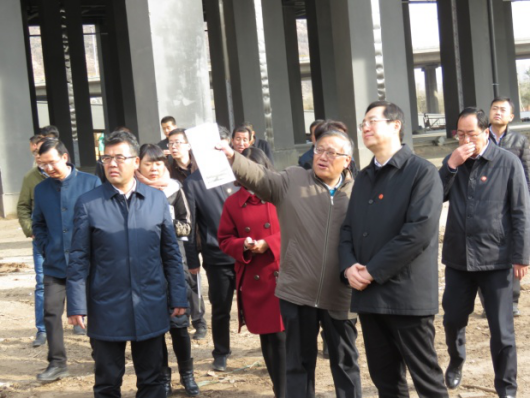 省委常委、西寧市委書(shū)記王曉在青海省物產(chǎn)集團(tuán)總公司黨委書(shū)記、總經(jīng)理王玉輝陪同下，深入青海物產(chǎn)朝陽(yáng)物流園區(qū)。